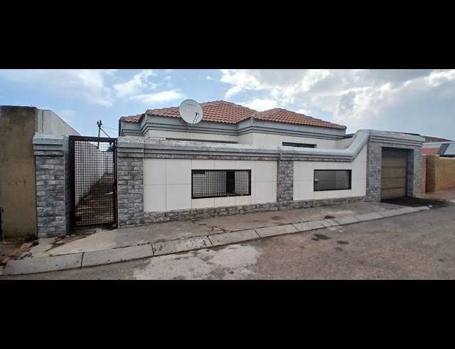 3 BEDROOM HOUSE FOR SALE IN MEADOWLANDS WEST